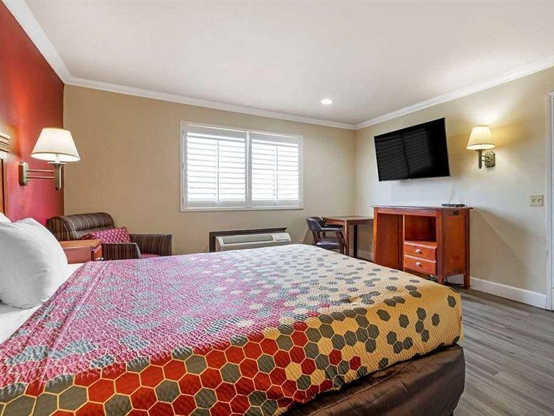 Econo Lodge מורנו ואלי מראה חיצוני תמונה