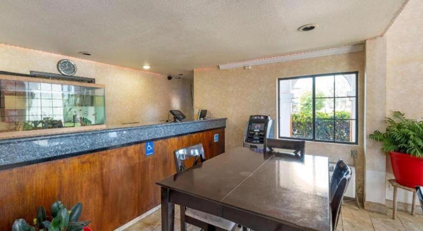 Econo Lodge מורנו ואלי מראה חיצוני תמונה